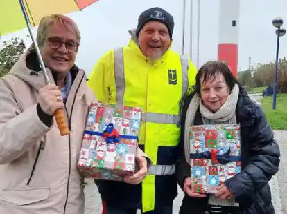 Pfarrerin Heike-Boelmann-Derra (links), Seemansdiakon Marco Folchnandt und Marita Wettermann von der Seemannsmission hoffen auf viele Geschenke f&uuml;r die Aktion &bdquo;Christmas in a Containerbox&ldquo;.