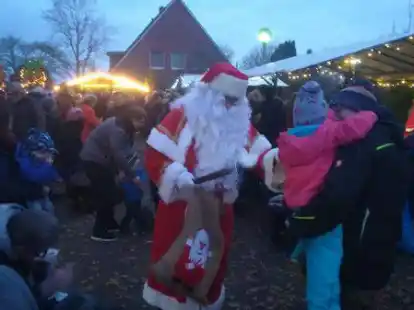 Der Weihnachtsmarkt des Ortsb&uuml;rgervereins Apen im Jahr 2019. Auch in diesem Jahr soll der Nikolaus die kleinen G&auml;ste reich beschenken.