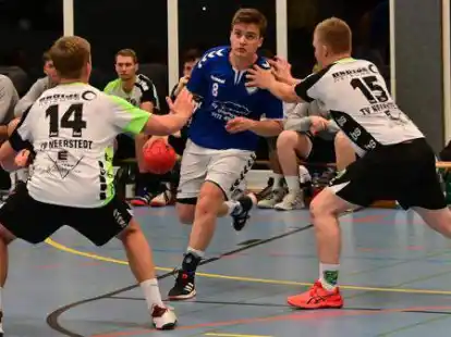 Silas Linnemann (am Ball) erzielte im Derby gegen Neerstedt II drei Tore f&uuml;r die TSG Hatten-Sandkrug II &ndash; doch damit lie&szlig; sich die 23:29-Niederlage nicht verhindern.