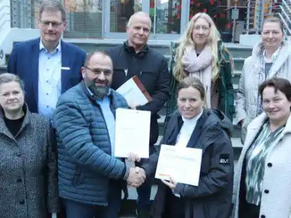 Sie freuen sich &uuml;ber den Startschuss (von links): Sandra Janssen, Klaus Sandmann, B&uuml;rgermeister Sven Stratmann, Alfons Br&uuml;mmer, Patricia Bonney, Olga Neufeldt, Dana Neumann und Annette Wilbers-Noetzel.