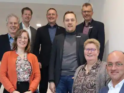 Sie wollen den Kulturkieker bekannt machen: die B&uuml;rgermeister Lars Krause (von rechts, Rastede), Petra Knetemann (Edewecht), J&ouml;rg Pieper (Wiefelstede), Matthias Huber (Apen), Michael R&ouml;sner (Westerstede), Henning Dierks (Bad Zwischenahn) sowie Klaus Gro&szlig; (Vorstand LIZA) und Projektleiterin Sophie Lindemann.