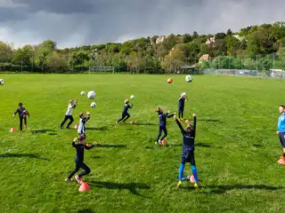 Junge Fu&szlig;baller auf einem Spielfeld: Um mehr Kindern und Jugendlichen den Zugang zu Vereinen zu erm&ouml;glichen und den Mitgliedernachwuchs zu st&auml;rken soll es in Bad Zwischenahn einen Vereinsgutschein geben.