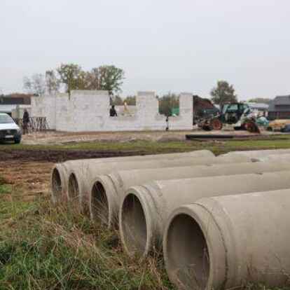 Im Neubaugebiet Neuland in Bösel wird gerade an der Erschließung gearbeitet. Das erste Haus wird auch schon gebaut.