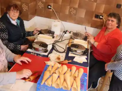 Die B&auml;ckerinnen (von links) Elisabeth L&uuml;bbe, Anneliese Schulten, Karin Funke und Erika Luersen produzieren Neujahrskuchen in rauen Mengen.