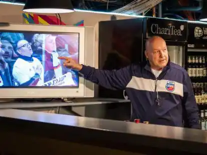Er wei&szlig; Bescheid: Der Fu&szlig;balltrainer des MSV B&ouml;rde (dargestellt von Matthias Kleinert) erkl&auml;rt im  Schauspiel &bdquo;Mats Hummels auf Parship&ldquo; die Welt aus fu&szlig;ballerischer Sicht.