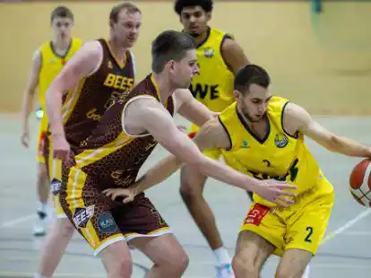 War am Wochenende gleich doppelt im Einsatz: Kyrylo Kapinos (am Ball) spielte in der 1. und 2. Regionalliga jeweils eine starke Partie.