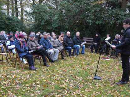 Die Kirchengemeinde Leerhafe hatte die Ausrichtung des Gottesdienstes am Mahnmal &uuml;bernommen. Liturgie und Predigt f&uuml;hrte Ralf Abels aus.