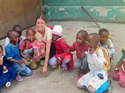 Sophie Just aus Wildeshausen leistet Freiwilligenarbeit in Tansania. Dort arbeitet sie auch viel mit Kindern zusammen.