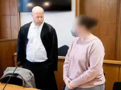 K&ouml;rperverletzung in 15 F&auml;llen wurde der Angeklagten &ndash; hier mit ihrem Verteidiger Christoph Klatt &ndash; vorgeworfen. Nun sorgte die Aussage eines Sachverst&auml;ndigen f&uuml;r ein anderes Bild