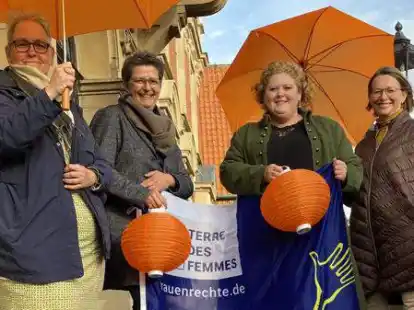 Zeigen am Aktionstag mit vielen weiteren Mitstreitern Flagge: Tomke Hamer (Gleichstellungsbeauftragte Stadt Leer), Christa Frigger (Beauftragte f&uuml;r Jugendsachen bei der PI Leer/Emden), Anna-Lena Dannen (Gesundheitsamt des LK Leer) und C&auml;cilie Sch&uuml;rmann (Kommissarische Leiterin Frauenhaus Leer).