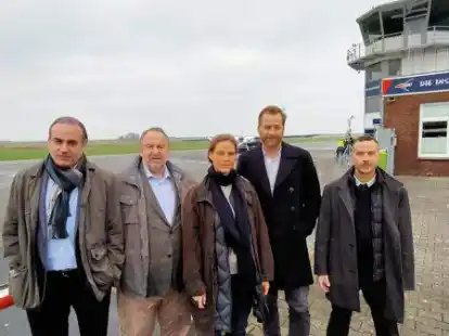 Ermittlertreffen in &bdquo;Ostfriesennacht&ldquo;: Am Flugplatz in Norddeich trafen die Figuren Ann Kathrin Klaasen (Picco von Groote) und Frank Weller (Christian Baumann, rechts daneben) am Dienstag nicht nur Rupert (Barnaby Metschurat, rechts), sondern auch Polizeichef Martin B&uuml;scher (Wolf Bachofner, links daneben) und den BKA-Mitarbeiter Dirk Klatt (Miguel Abrantes Ostrowski).