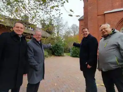 Der Weg f&uuml;r die Kirchenspange ist frei: Die Stadt Norden und die katholische Kirchengemeinde haben sich auf den Verkauf von Grundst&uuml;cken geeinigt, um die lange geplante Umgehungsstra&szlig;e f&uuml;r die Innenstadt zu realisieren. Das Ergebnis der 42 Jahre alten Idee stellten am Dienstag vor: Der Erste Stadtrat Marcus Aukskel (von links), Pfarrer Christof Hentschel, B&uuml;rgermeister Florian Eiben und Kirchenvorstandsvorsitzende Knut Balzer.