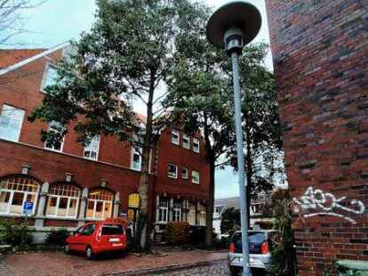 In Norden bleiben Stra&szlig;enlaternen abseits der Hauptverkehrswege ab sofort nachts dunkel. Die Verwaltung will damit Strom sparen &ndash; doch weniger Kosten wird sie dadurch wohl nicht haben.