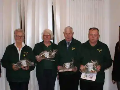 B&uuml;rgermeisterin Brigitte Fuchs (links) und Verwaltungsmitarbeiterin Laura Heinemann (rechts) freuten sich mit den ausgezeichneten Sportlerinnen und Sportlern Christa Ramke, Anke Koopmann, Heiko Schr&ouml;der-Hayen und Helmut Ramke.