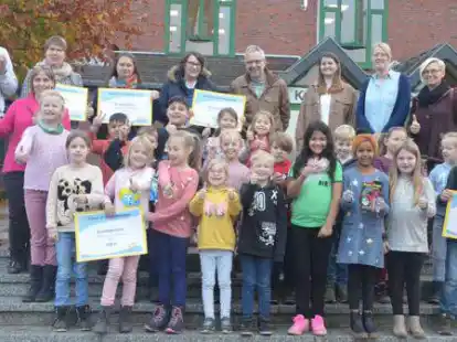 Sind besonders engagiert in Sachen Umwelt, Klima und Nachhaltigkeit: Erzieherinnen, Lehrer und Lehrerinnen sowie Sch&uuml;lerinnen und Sch&uuml;ler vom Projekt &bdquo;Energiesparkids&ldquo;.