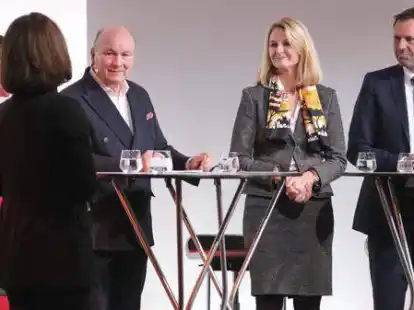 Diskussion beim Tag der Nieders&auml;chsischen Wirtschaft (v.li.): Marion R&ouml;vekamp, Dany Schrader (beide von hinten), Volker M&uuml;ller, Ariane Reinhart und Wirtschaftsminister Olaf Lies (SPD)