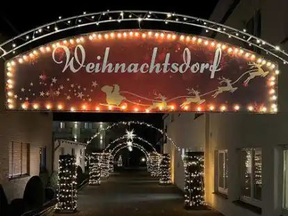 Willkommen im Abbehauser Weihnachtsdorf: Ein Lichterbogen begr&uuml;&szlig;t die Besucher am Eingang.