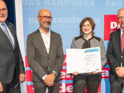 Bei der Preisverleihung in Celle (von links): Eckhard Stein (Pr&auml;sident der Handwerkskammer Oldenburg und Vorsitzender der Landesvertretung der Handwerkskammern Niedersachsen), Heiko Henke (Hauptgesch&auml;ftsf&uuml;hrer der Kammer), Carlotta Pasqua Mastrangelo und Mike Schneider (Pr&auml;sident des Nieders&auml;chsischen Handwerkstages)
