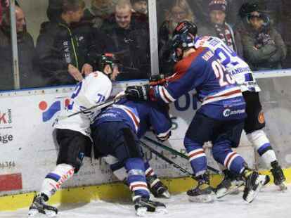 Keinen Puck verloren geben wollen die Eishockey-Spieler des ECW Sande (blaue Trikots) an diesem Doppelspiel-Wochenende.