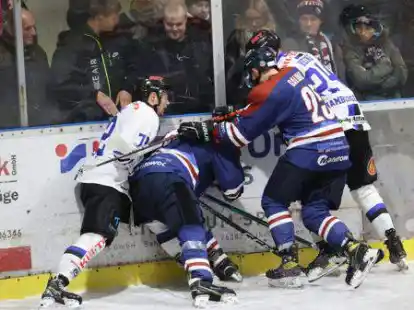 Keinen Puck verloren geben wollen die Eishockey-Spieler des ECW Sande (blaue Trikots) an diesem Doppelspiel-Wochenende.
