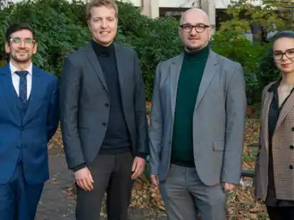 Mit dem Preis der Lehre wurden ausgezeichnet: (von links) Dr. Nader El-Sourani, Niklas Angebauer, Ulrich Mathias Gerr und Bur&ccedil;in Amet.