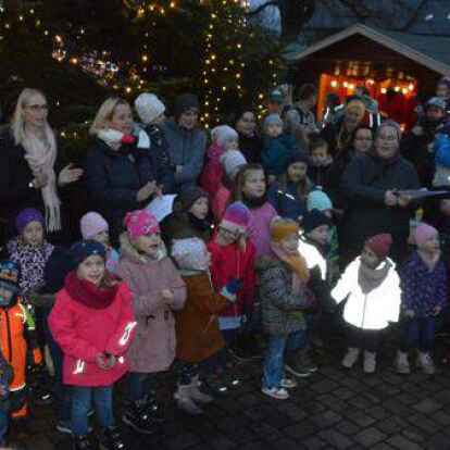 Auf dem Weihnachtsmarkt in Hohenkirchen: Kinder des Kindergartens Hohenkirchen erfreuten die Besucher mit ihren Liedern.
