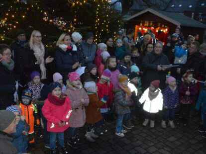 Auf dem Weihnachtsmarkt in Hohenkirchen: Kinder des Kindergartens Hohenkirchen erfreuten die Besucher mit ihren Liedern.
