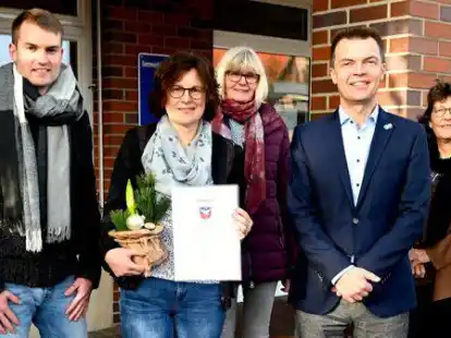 Gratulierten Melanie Bolte (2. von links) zum Jubil&auml;um: Sascha Kannemann vom Personalrat (von links), B&uuml;cherei-Leiterin Sigrid Kautzsch, Erster Gemeinderat Matthias Meyer und Meike Saalfeld von der Verwaltung.