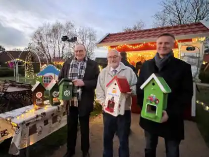 Stadlands B&uuml;rgermeister Harald Stindt, Gastwirt Udo Venema und der Abbehauser Ortsb&uuml;rgermeister Ralf van Norden (von links) im Abbehauser Weihnachtsdorf: In den n&auml;chsten Wochen k&ouml;nnen die Besucher hier eine zauberhafte Atmosph&auml;re genie&szlig;en.