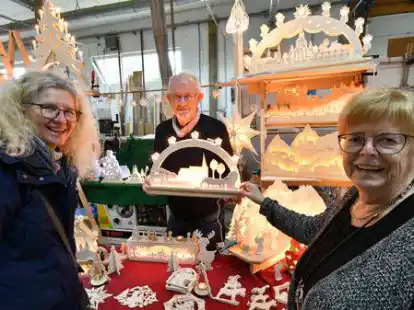 Unter den Hobbyk&uuml;nstlern war auch G&uuml;nther Gildehaus aus Ganderkesee (Bildmitte). Er tauchte die Werkstatt mit seinen beleuchteten Laubs&auml;gearbeiten in festlichen Lichterglanz.