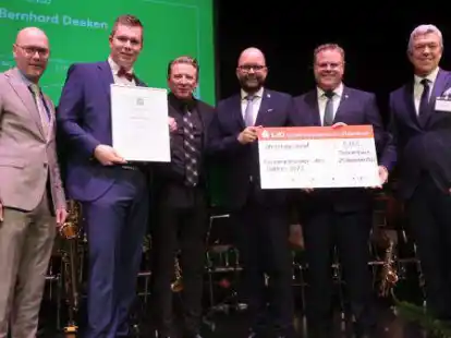 Freuen sich bei Preisverleihung (v.l): Neidhard Varnhorn (B&uuml;rgermeister Cloppenburg), Existenzgr&uuml;nder Bernhard Deeken, Moderator Ludger Abeln, Landrat Johann Wimberg (Cloppenburg), Landrat Tobias Gerdesmeyer (Vechta) und Laudator Olaf Hemker (LzO)