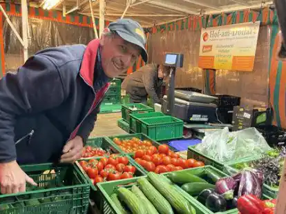 An diesem Samstag zum letzten Mal: Kalle Kehl und Monika Gerdes beim Aufbau des Demeter-Stands.