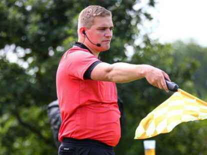 M&uuml;ssen sich immer mehr auf und neben dem Platz anh&ouml;ren: die Fu&szlig;ballschiedsrichter aus dem Kreis Jade-Weser-Hunte, hier Philip Eiben.