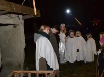 Auff&uuml;hrung des Krippenspiels zwischen Lehmh&uuml;tten im Moormuseum Moordorf.