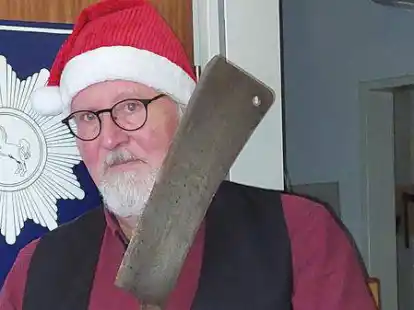 Peter Gerdes mit seinem bekannten Hackebeil. Der Autor mag Krimis, doch freut er sich auch zu Weihnachten dar&uuml;ber?