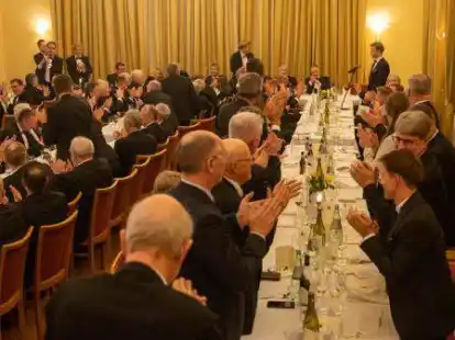 Wann gab es das schon mal beim Emder Kaufmannsmahl? Die Rede des j&uuml;ngsten Kaufmanns Lennart Thiele (hinten rechts) holte die Abendgesellschaft von den St&uuml;hlen. Am Ende stand der ganze Saal.