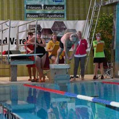 Die ersten Schwimmer sprangen mit einem Hechtsprung ins Wasser und sammelten die ersten Euros beim 24-Stunden-Schwimmen.