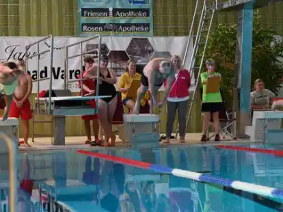 Die ersten Schwimmer sprangen mit einem Hechtsprung ins Wasser und sammelten die ersten Euros beim 24-Stunden-Schwimmen.