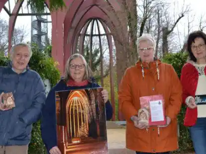 Laden zum L&uuml;chtermarkt ein, von links: Bernd Buttjer, Dagmar Br&uuml;digam, Irmgard Reuter und Anna Buttjer.