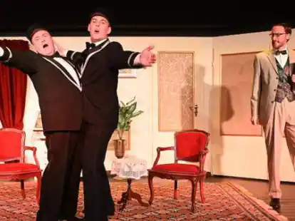 Noch haben Oddo (v. l. Wolfgang Watty) und Fiete (Michel Wask&ouml;nig) gut singen. Doch schon naht Generaldirektor Dethard (Chris Cuno), um die beiden mit neuen Instruktionen zum Benefiz-Konzert der ber&uuml;hmten B&uuml;hnenstars auf Trab zu bringen.