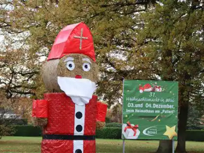 Den Strohnikolaus an Ortsdurchfahrt B&ouml;sel, der Werbung f&uuml;r den Weihnachtsmarkt machen soll, hat die Landjugend B&ouml;sel aufgestellt.
