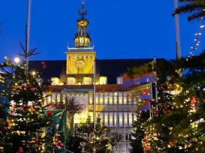 Erklingt am Samstagmorgen live: das Glockenspiel des Emder Rathauses.