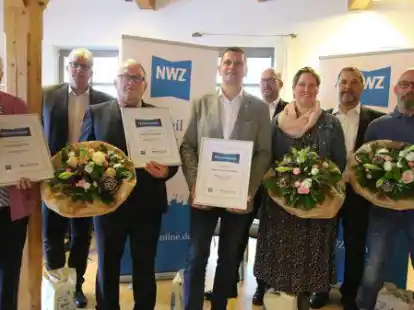 Dieses Bild entstand bei der Ehrung der Menschen des Jahres 2020 und 2021 (von links): Maria H&ouml;mmen, NWZ-Chefredakteur Ulrich Sch&ouml;nborn, Stephan Hinrichs, Stefan Stavermann, NWZ-Redaktionsleiter Carsten Bickschlag, Bianka Stavermann, Stefan Awick, Vorstand der Volksbank Bar&szlig;el-B&ouml;sel-Friesoythe, und Uwe B&uuml;ltjer.