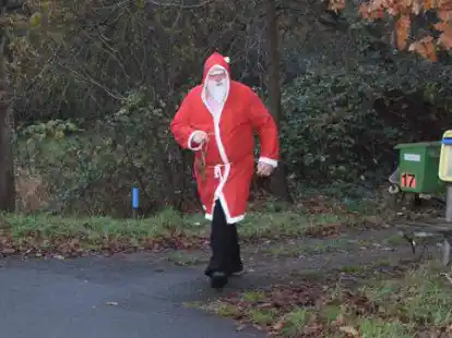 Doppelter Besuch: Der Weihnachtsmann &uuml;berraschte die Kinder erst auf dem Weihnachtsmarkt in Sandfeld und danach in Oberhammelwarden.