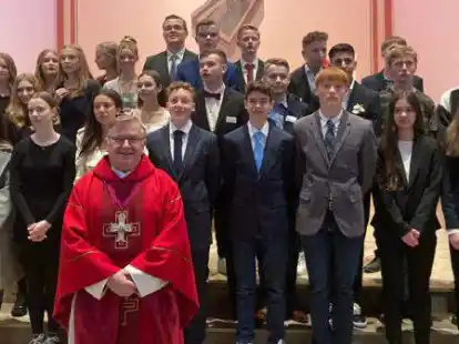Monsignore Michael Matschke und die Firmlinge in der St.-Willehad-Kirche