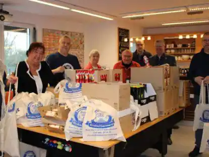 Die freiwilligen Helfer der Seemannsmission rund um Seemannspastor Dirk J&auml;hrig (dritter von rechts) und Seemannsdiakon Marco Folchnandt (dritter von links) packten  Taschen f&uuml;r die Seeleute, die die Feiertage in Brake verbringen.