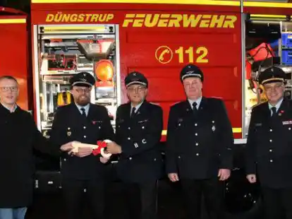 Bei der &Uuml;bergabe des neuen TLF 3000 an die Feuerwehr D&uuml;ngstrup (von links): B&uuml;rgermeister Jens Kuraschinski, Stadtbrandmeister Jens Hogeback, D&uuml;ngstrups Ortsbrandmeister Kurt Hagelmann, stellvertretender Ortsbrandmeister Andreas Debbeler und Kreisbrandmeister Frank Hattendorf