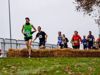 &Uuml;ber Stock, Stein und Strohballen &ndash; in L&ouml;ningen mussten die L&auml;ufer einige Hindernisse &uuml;berwinden.