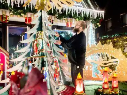 Sven Borchart schm&uuml;ckt seinen Garten mit leuchtender Weihnachtsdekoration. Vom 1. Advent bis zum Jahresende erstrahlt das Haus der Familie Borchart weihnachtlich geschm&uuml;ckt mit rund 60.000 Lichtern.