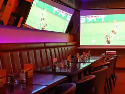 Die WM-Euphorie bleibt aus: Mehrere leere Tische sind in einem Lokal zu sehen, w&auml;hrend gegen 14.40 Uhr auf einer Leinwand das erste Spiel der Deutschen Nationalmannschaft gegen Japan  gezeigt wird.